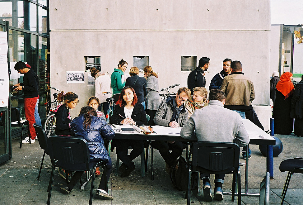 Atelier de dessin participatif sur la place du marché.<br>Photographie Florian Golay.