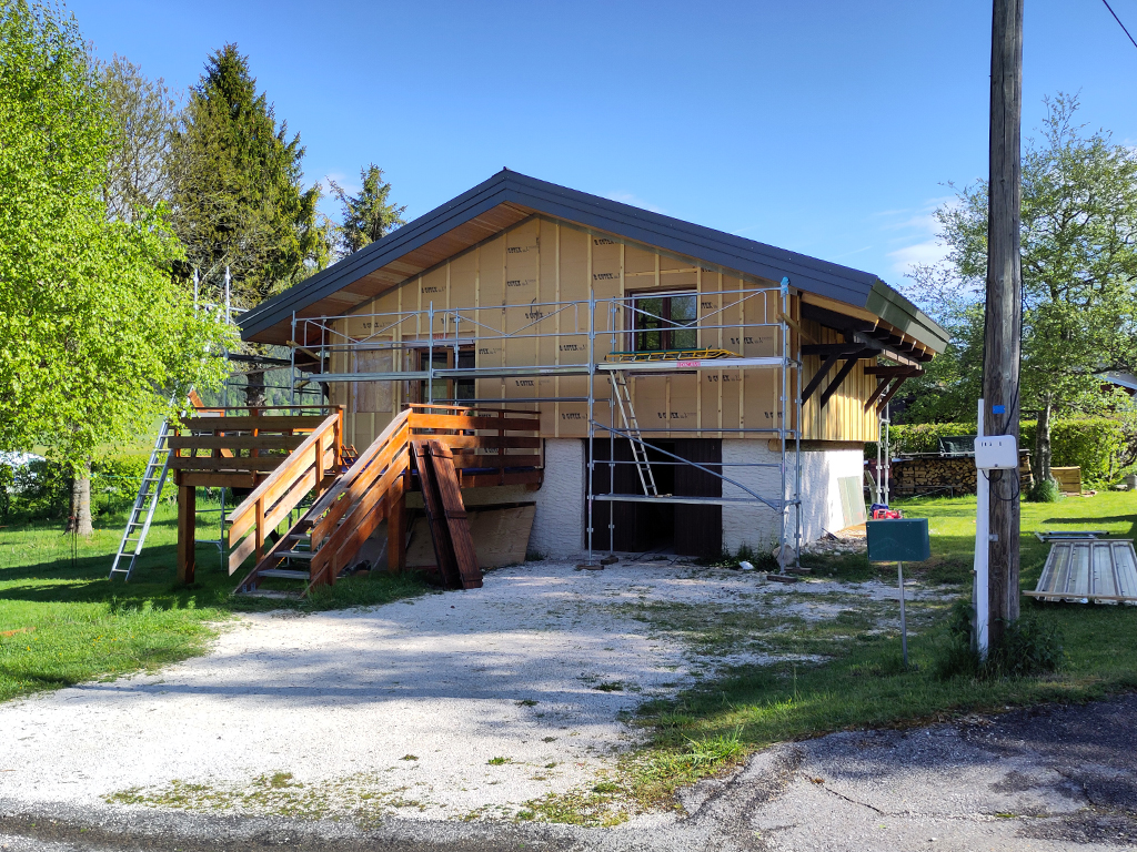 Façade sud du chalet après la pose de l'isolation par l'extérieur biosourcée