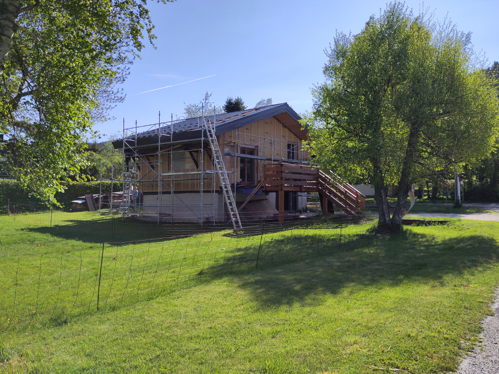 Façade sud-ouest du chalet après la pose de l'isolation par l'extérieur
