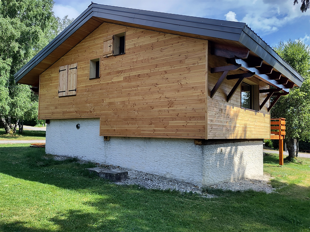 Façade nord du chalet après la pose du bardage bois horizontal